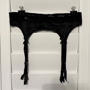 NWOT Victoria’s Secret black silk w/ lace detail garter belt. Size small.